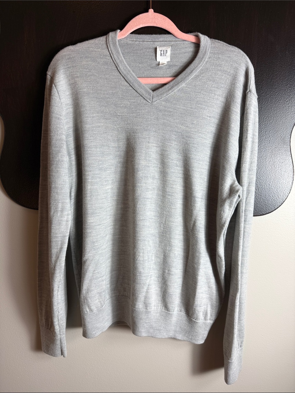 GAP Men’s Gray V-Neck Lightweight Sweater Size M